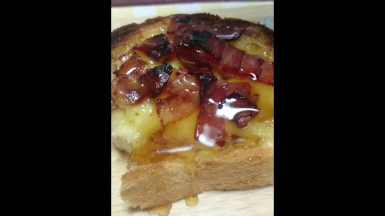 【飯テロ】【テスト】ベーコンチーズがのったフランスパンにとろーりメイプルシロップ