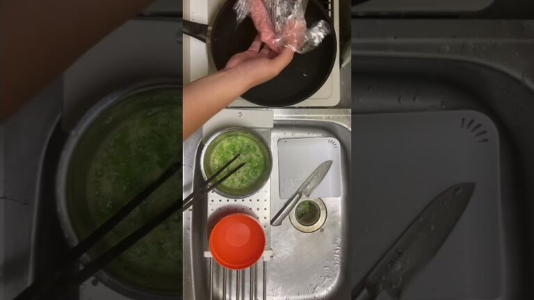 狭いキッチンでニラ卵挽肉あんかけ丼作ってます