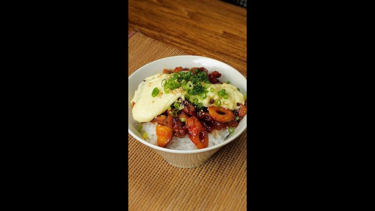 【豚こまとちくわが飯泥棒に大変身！】お財布に優しいやみつき豚ちくわのヤンニョムチーズ丼 / Yangnyeom Pork Stir-Fry