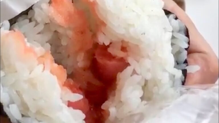 出来立てホカホカ！めんたいパーク伊豆の明太子ジャンボおにぎり