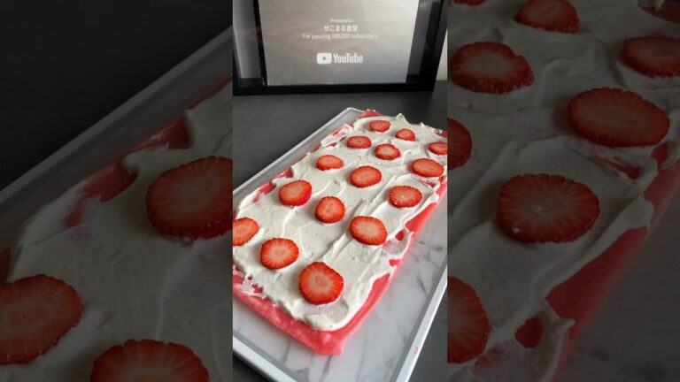 SNSで話題の苺のクレープロール作った結果ww #shorts