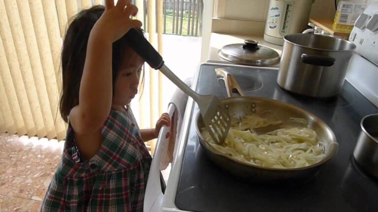 たまねぎを炒める