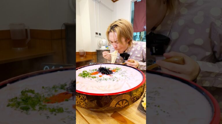 大量のクリームに溺れそう…。明太子クリームうどん8kgを制限時間50分で完食すれば成功の高難易度に挑む‼︎ #大食い #デカ盛り #shorts #asmr  #japanesefood #udon