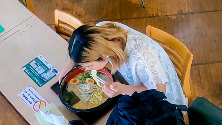 爆食い女子がメガ盛りラーメンを食う２４時間営業のトラックドライバー食堂に密着！