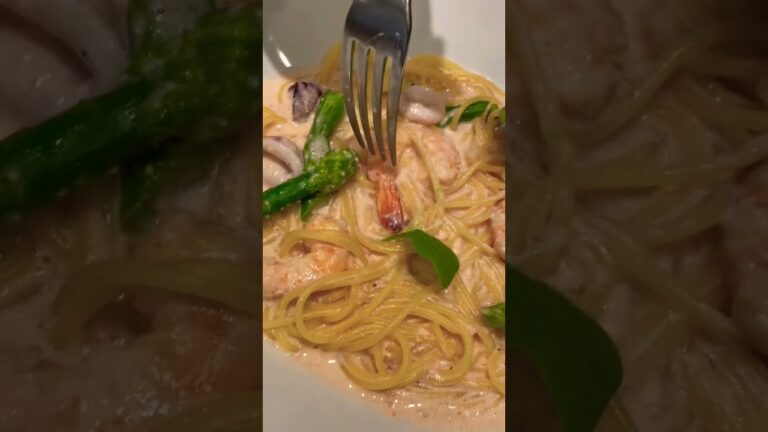 海老とイカとアスパラの明太子クリームソースパスタ🍝パン食べ放題付き#海老 #いか #アスパラ #明太子 #明太子パスタ #パン食べ放題 #gracegardens @oyakatasekai