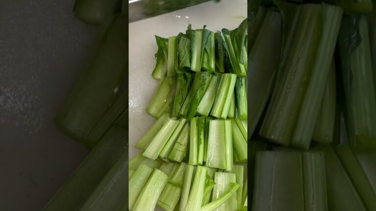 小松菜を切る【小松菜としめじの味噌汁】