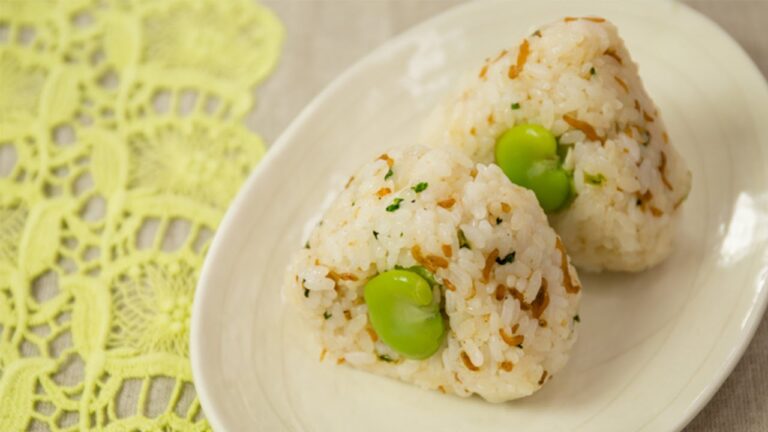 そら豆とちりめん山椒のおにぎり