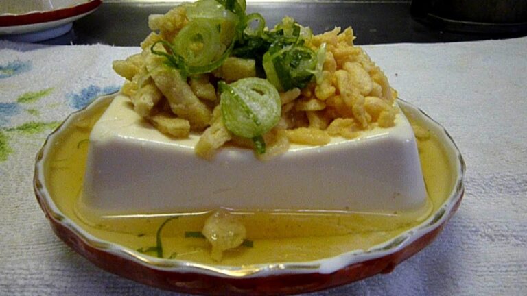 Cold tofu arrange recipeうどんつゆで冷奴。めんつゆ(だし,つゆ),揚げ玉（天かす）