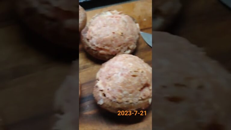 しいたけの肉詰め　　　　しいたけ　ひき肉（豚）　つなぎに卵　のみ