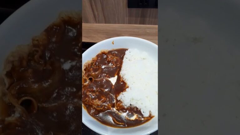 牛丼屋さんなのにカレーライスが美味しすぎる吉野家の新メニュー、肉だく牛ハヤシライスはまろやかでコクもあり牛肉も味わえる一石二鳥の商品！！ ＃shorts