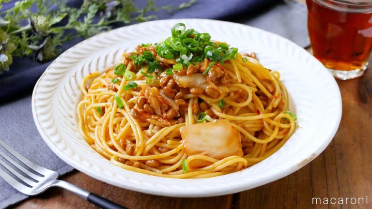 【納豆キムチパスタ】レンジで完結！火を使わない時短パスタ♪キムチと納豆の相性抜群｜macaroni（マカロニ）