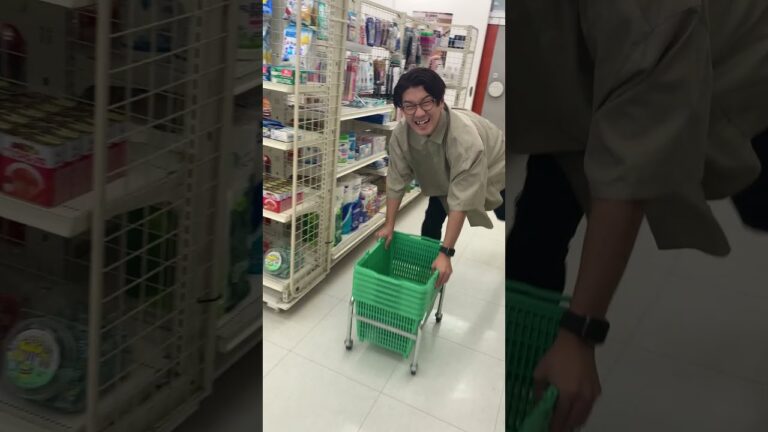 【閲覧注意】コンビニの買い物カゴに乗って遊んだ男の末路… #Shorts