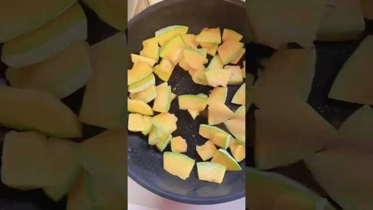 朝ご飯で食べるカボチャを炒めてますね。南瓜は焼いて熱を加えたら甘くて美味しいやつです。 #shorts