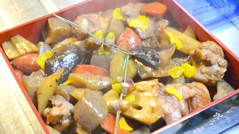 おせち料理　炒り鶏の作り方　　Food served during New Year's Holidays, chicken and vegetables stewed in soy sauce