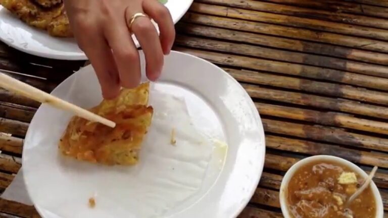 バインセオ。ベトナム風お好み焼きの包み方