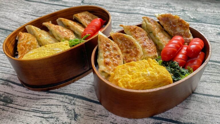 妻と娘にモテたい男が作るお弁当【鶏肉の餃子、だし巻き卵、ほうれん草の胡麻和え、赤ウインナー】