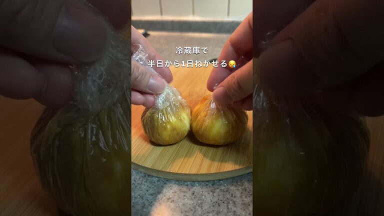 詳しいレシピはここ 味噌と卵だけで作る やみつき味玉〜 おにぎりにするともっと最高だから 絶対やってみて 《材料》 ２個分 ご飯 卵包めるくらい 卵 2個 味噌 卵に馴染ませれるくらい 海苔 適量