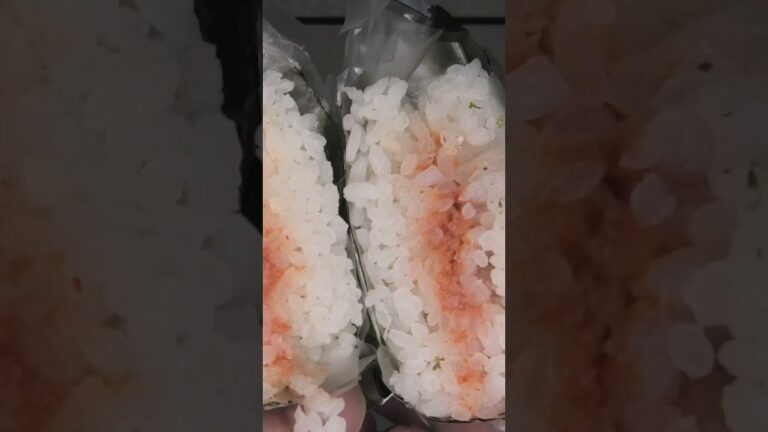 ローソンの熟成辛子明太子のおにぎりを切りました。　#ローソン #辛子明太子 #おにぎり