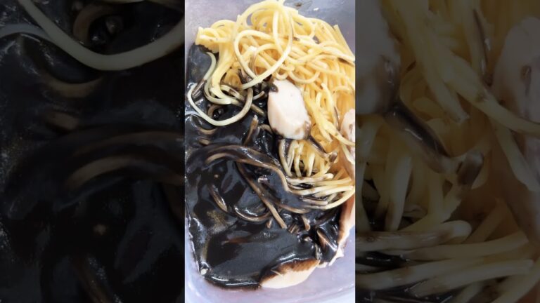 今日はイカスミパスタ。思った味と違うかった。トマトが入ってるみたい。だからかなぁ。昔食べたサイゼリアなどの飲食店のイカスミパスタは美味しかった記憶。　#ランチ