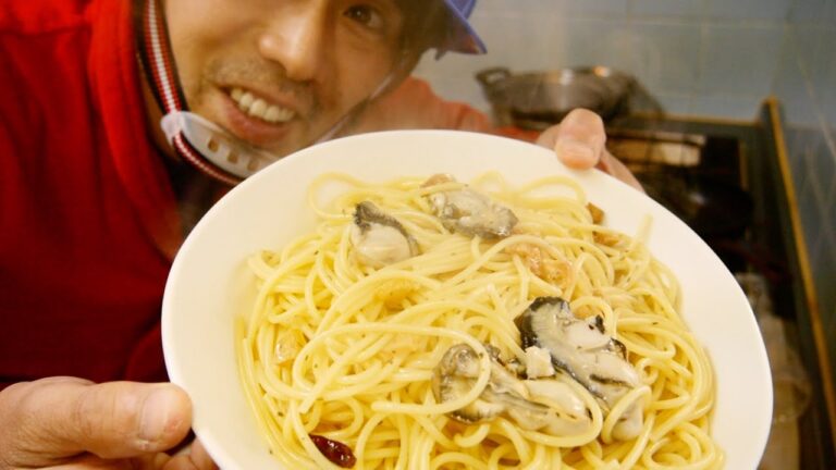 『中西の昼食』〜ペペロンチーノその７〜アーリオ・オーリオ・エ・ペペロンチーノに牡蠣を足しました！、、うまい！！でも牡蠣の殻、気をつけましょう。手、ざっくりいかれちゃいますから、、。