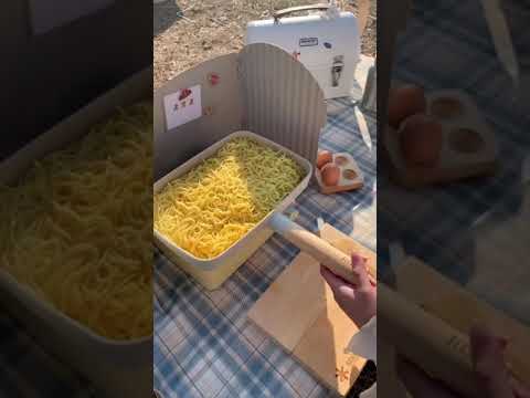 FIKAスクエアパンはめずらしい四角型のフライパンです。食版がちょうど２枚ゆったり入るサイズで、プレート料理に適しています！専用のガラス蓋が付いてくるので、蒸し料理にも対応できます！