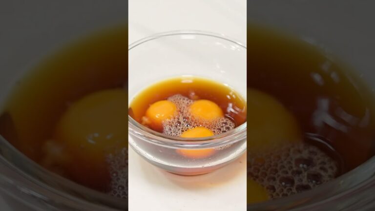 妻が作った防御力の強い卵黄おにぎり #shorts