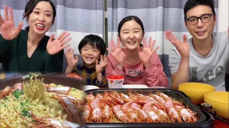 [ファミリーモッバン]海老の塩焼き& チョコチュジャン(酢コチュジャン)ソース🦐エビの頭を入れた辛ラ—メン。🍜幸せな晩御飯。