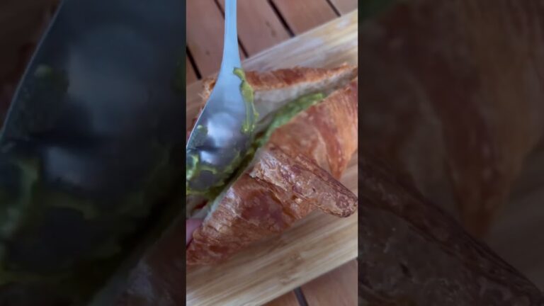 クロワッサンとアボカドとチーズで優勝【キャンプ飯】