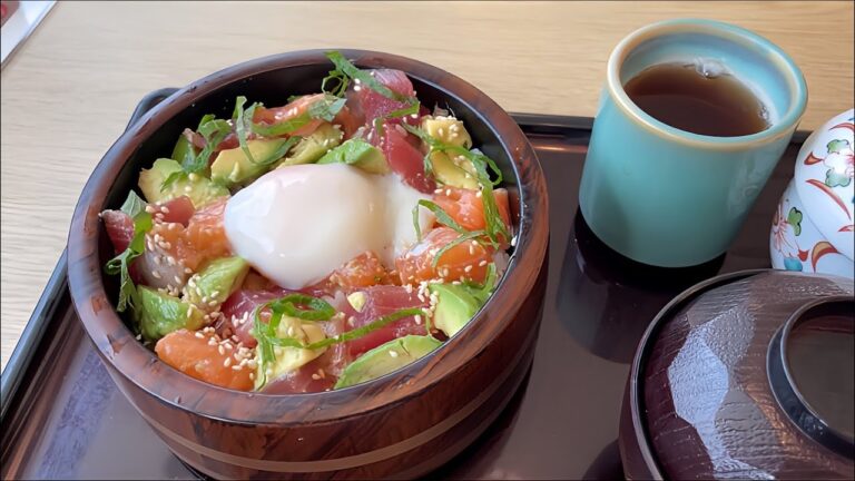 和食とんでんの「まぐろサーモンアボカド丼茶碗蒸し入り」