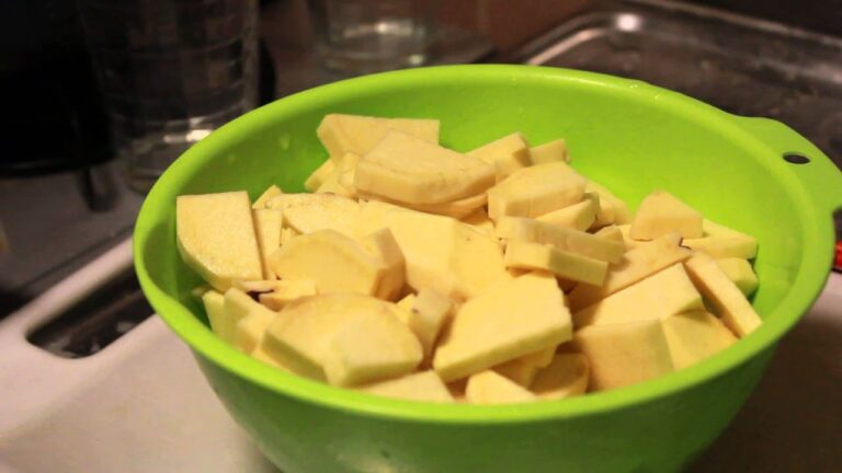 サツマイモのポテトサラダ作り　ラップを掛ける