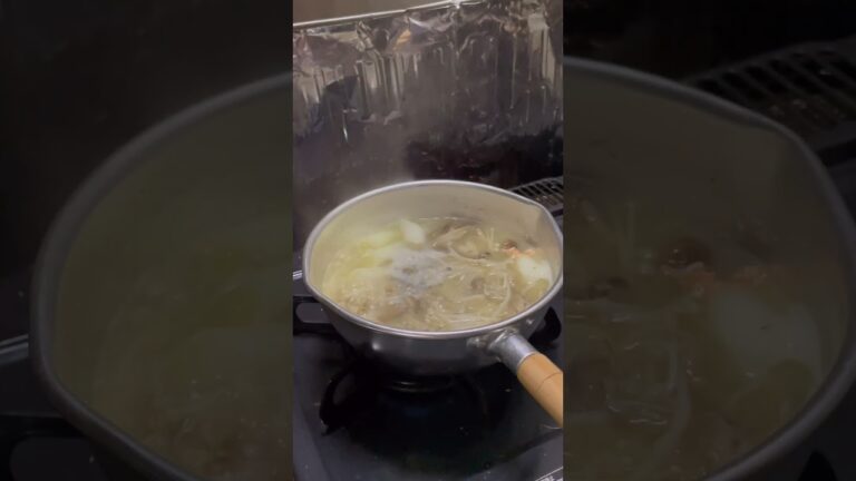 なんとなく健康っぽくてお気に入りの味噌汁作る　#味噌汁　#朝ごはん　#みそ　##きのこ　#料理　#てきとう