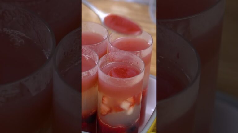 スタイリッシュできれい♡ いちごの3層ゼリー