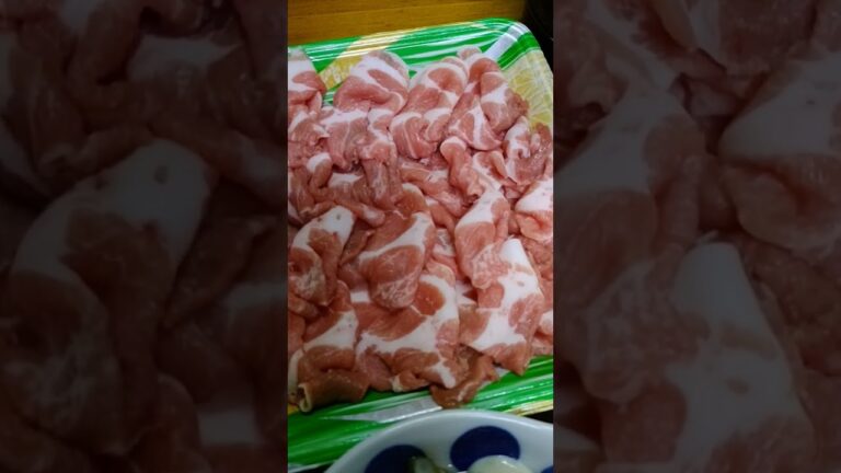 うちの蕎麦鍋　薄い出汁　　豚しゃぶ肉　白菜　ヤマモリのそばつゆ　柚子胡椒　でできま。