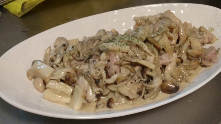 鶏もも肉ストロガノフとしめじとサワークリーム料理♪