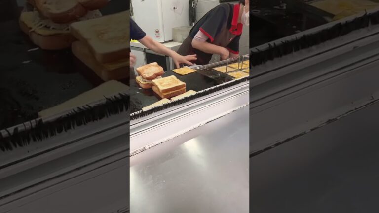 激うま韓国朝ごはんイサックトースト #ショート #韓国旅行#韓国屋台 #東大門