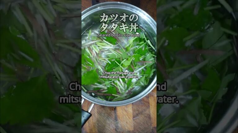 カツオのたたき丼、すし酢も漬けダレもすべて自家製。すし飯の上にかつおを乗っけてみょうがと三つ葉でさわやかさを演出、熱い日にはこういうのがいいんです！