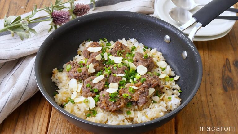 【ビーフガーリックライス】フライパンでそのまま食卓へ！にんにくの風味が食欲そそる♪｜macaroni（マカロニ）