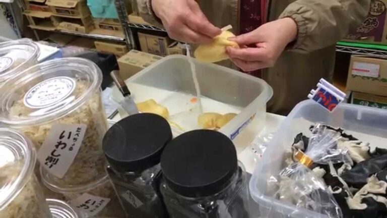 市場の日常　0224　vol.1ミツワ商店 ～おかあさんが巾着を作成中～