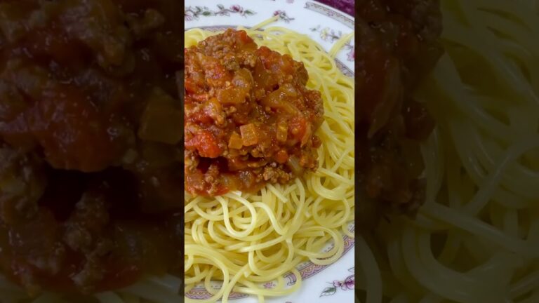 【桜子クッキング🍳】　夏野菜と、トマト🍅を湯煎して手作りミートソース作った✨隠し味は、アルゼンチン🇦🇷発酵バター🧈と、家で育てている無農薬のローリエを一緒に煮込んで、甘くて美味しくしたよ🍅