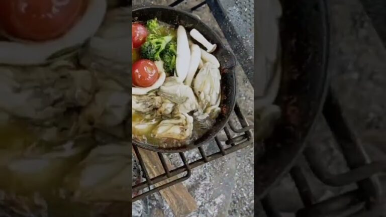焚き火とスキレットで作る牡蠣のアヒージョ🔥#shorts #camp #camping #campfood