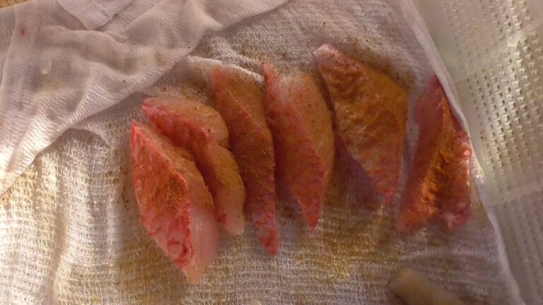 メンドリ（オジサン）をカレー味で唐揚げにします。釣った魚を食べよう編。普通の白身魚のカレー味で全く問題なく食べれます。