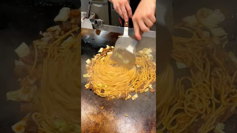 ぐるぐる回るオムそば🍳食感の良い牛すじと濃厚タレが絡んで美味しすぎる！【長田本庄軒】#東京グルメ #japanesefood #shorts