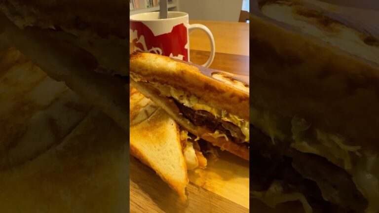 冷凍食パンとマルシンハンバーグホットサンドでお腹いっぱい❗️#cooking #shorts #ホットサンド #ハンバーグ #料理