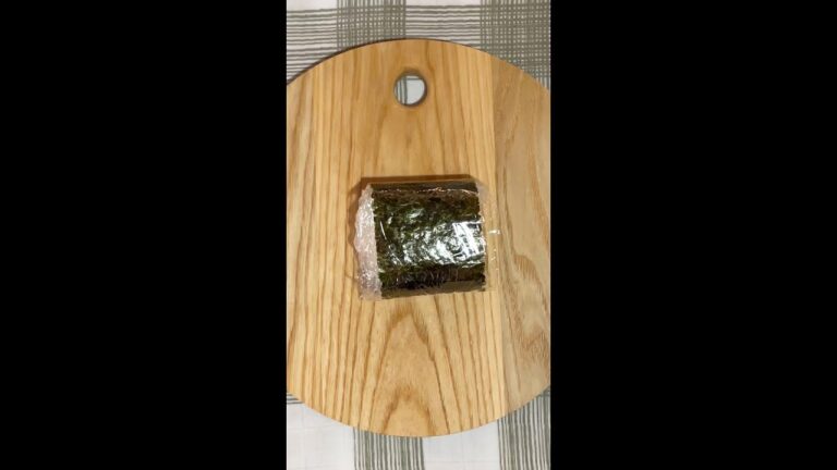 【コンビニのようなパリパリおにぎり】ラップでものりがパリパリになるおにぎりの作り方 / Rice Balls with Crunchy Dried Seaweed Wraps #shorts