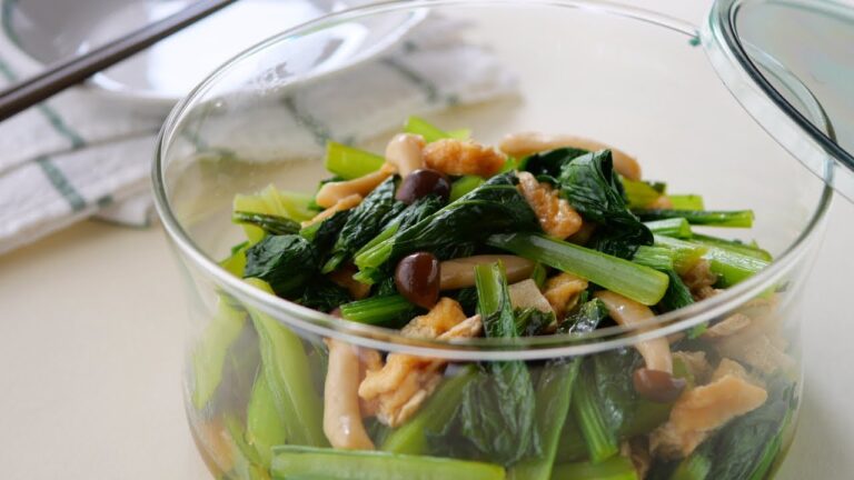 【おかずはこんなんでいい♡小松菜としめじのさっと煮】「あっさり味付けで副菜に良し♪」油揚げのコクでとっても食べやすいよ。「まるめし」 | komatsuna and shimeji Side Dish