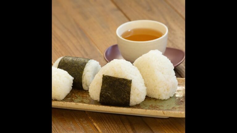 【料理の豆知識】おにぎりのにぎり方～三角おにぎり、俵型おにぎり～