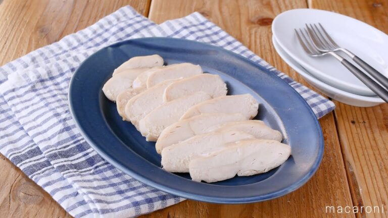 【レンジで蒸し鶏】鶏胸肉がしっとり仕上がる！レンジで加熱するだけ♪ダイエットにも｜macaroni（マカロニ）