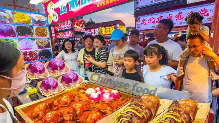 中国北方最大美食广场，300 + 美食摊位，从武汉热干面、东北大饭包，到河南水煎包，胡辣汤，北京卤煮，爽辣过瘾的麻辣拌，手工水饺现场制作，各种美食应有尽有。全是让人狂咽口水的暴击！
