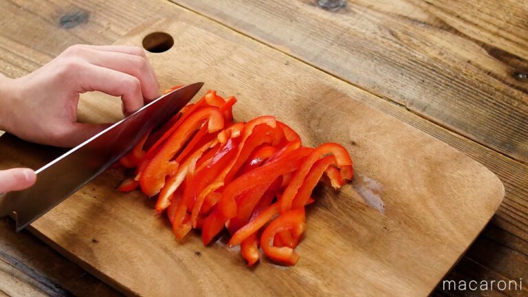 【パプリカの切り方 薄切り】パッと鮮やか！サラダや炒め物に♪｜macaroni（マカロニ）