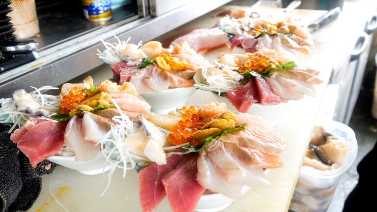 Google口コミ４０００件！朝５時から始まる北海道市場食堂の激旨カレーと最強海鮮丼